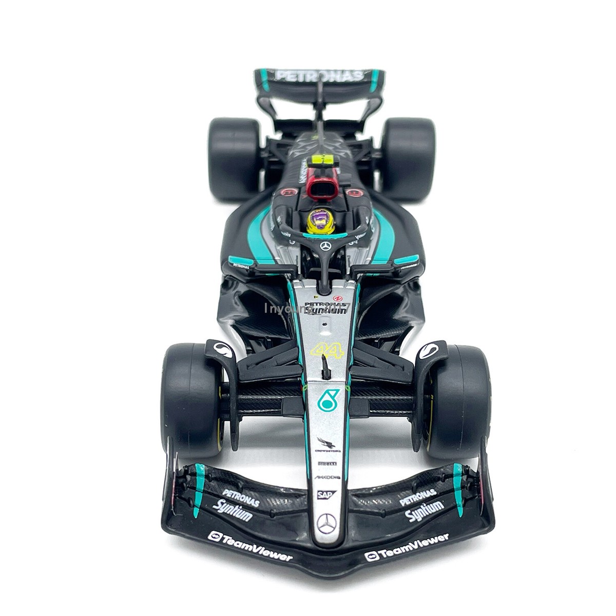 レッドブル　ライト 1:43 AMG F1 W15 E Performance Model Car 2024 Formula 1 Team