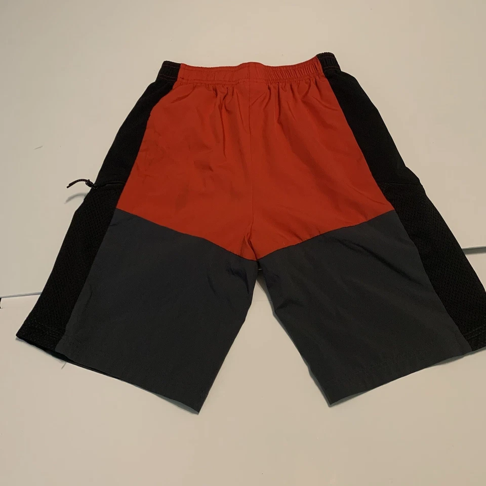 Pantalones Cortos Atléticos Reebok Niños Rojo, Negro y Gris Cintura Elástica Talla XL 14/16 Foto 2 de 4