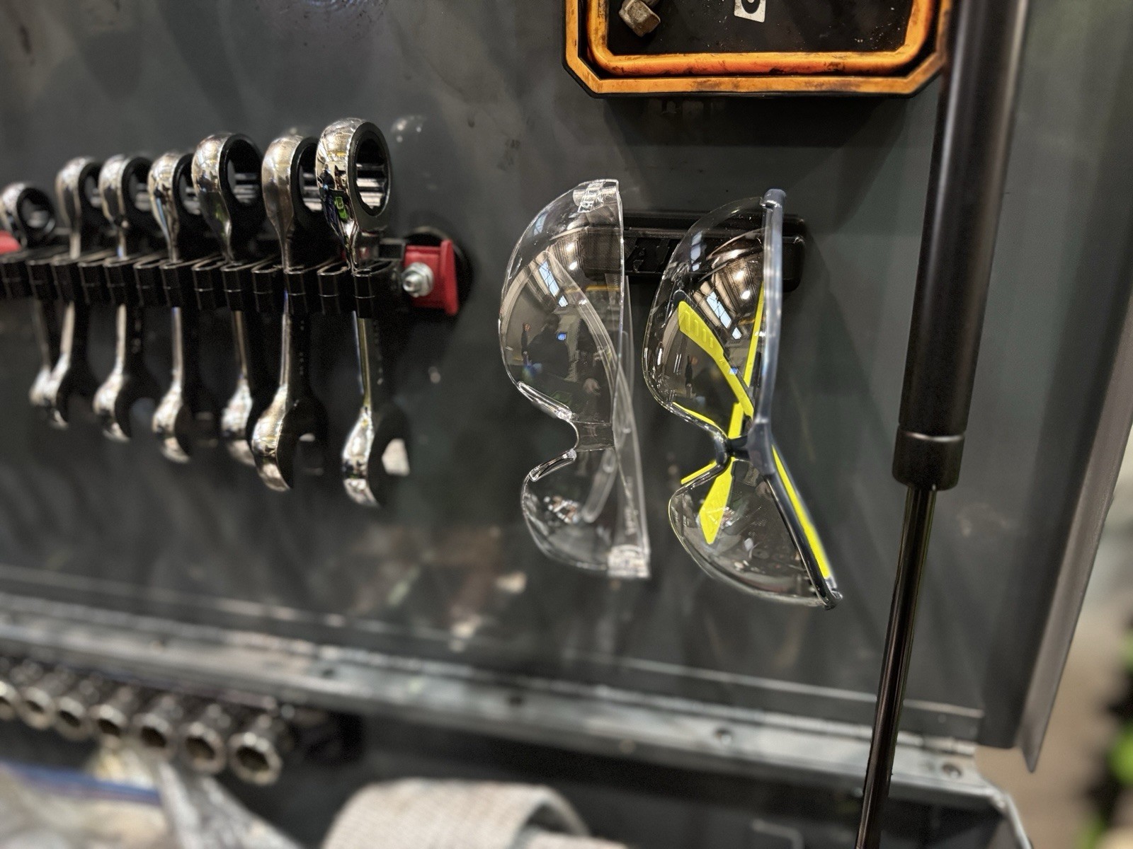 AMA Magnetic Glasses Holder – Toolbox Accessory for Safety/Protective Eyewear