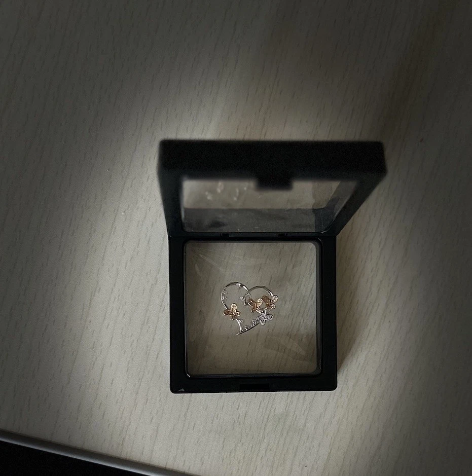 Colgante de diamantes en forma de corazón de mariposa de oro multicolor de 14K Foto 3 de 4