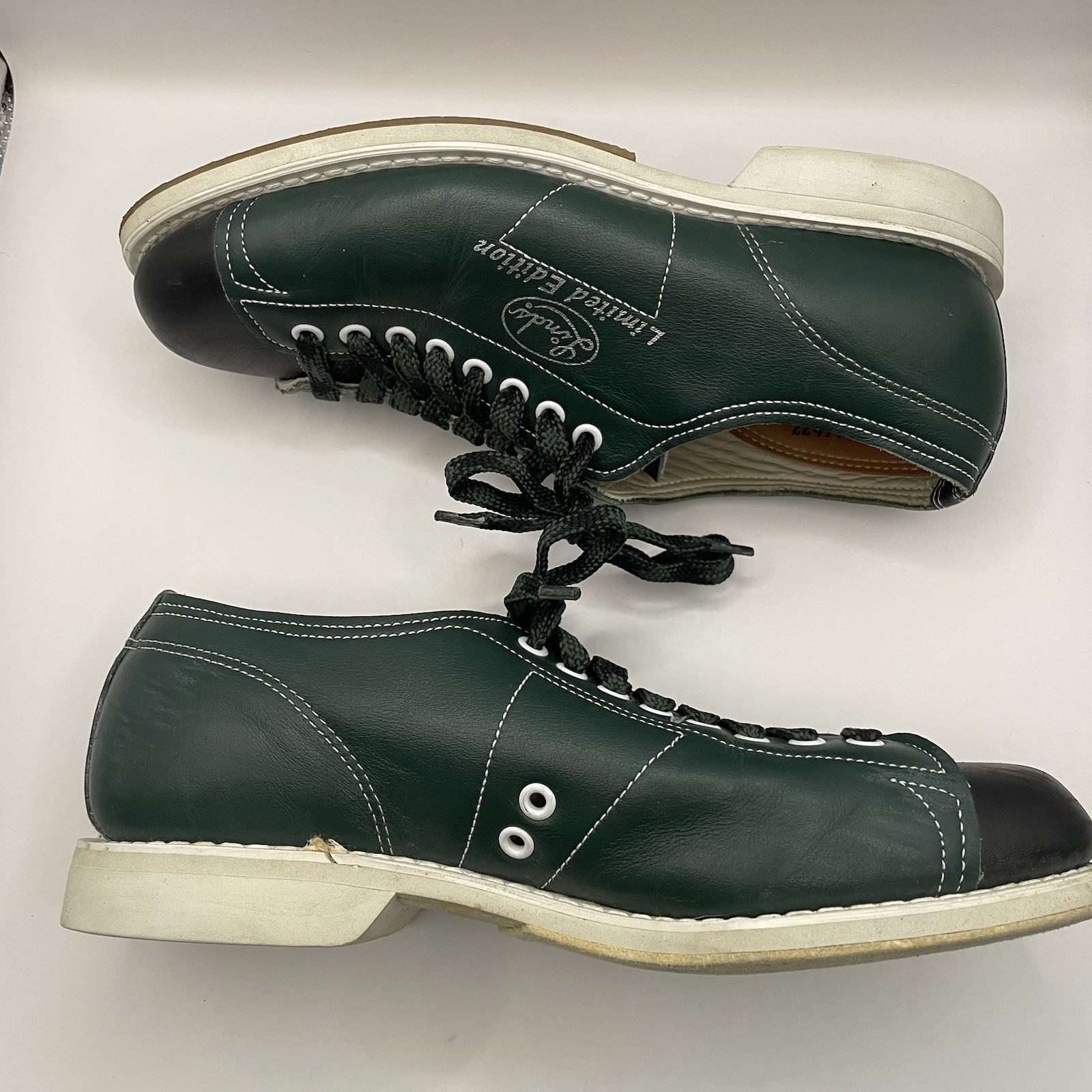 Linds Classic Limited Edition Men’s Right Handed Bowling Shoes Size 6 D