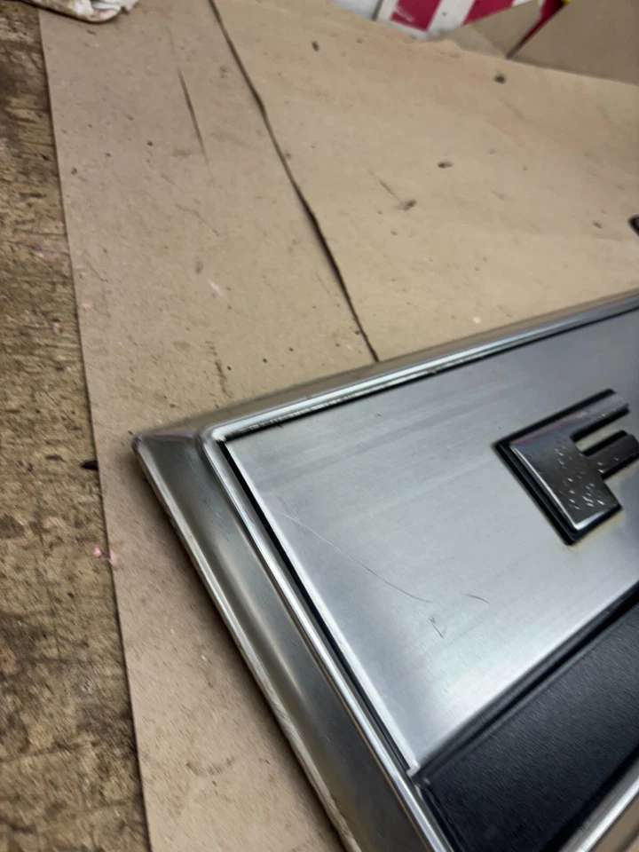 F100 F150 1980 1984 F250 F350 puerta trasera puerta trasera panel de moldura 80 81 82 83 84 Foto 3 de 4