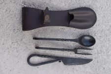 Handgeschmiedetes mittelalterliches Besteckset im antiken Design mit Lederbeu...