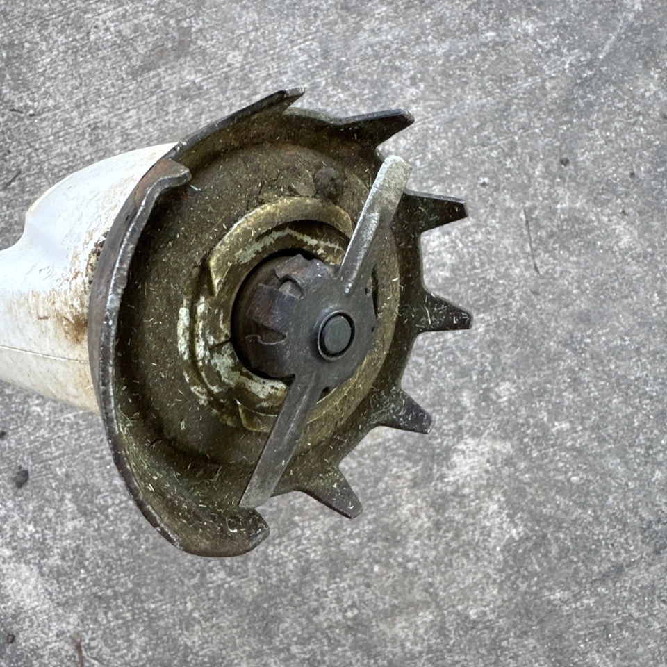 Original Black & Decker Grass Trimmer Electric With Steel Blades Works 1970’s - Image 3 of 4