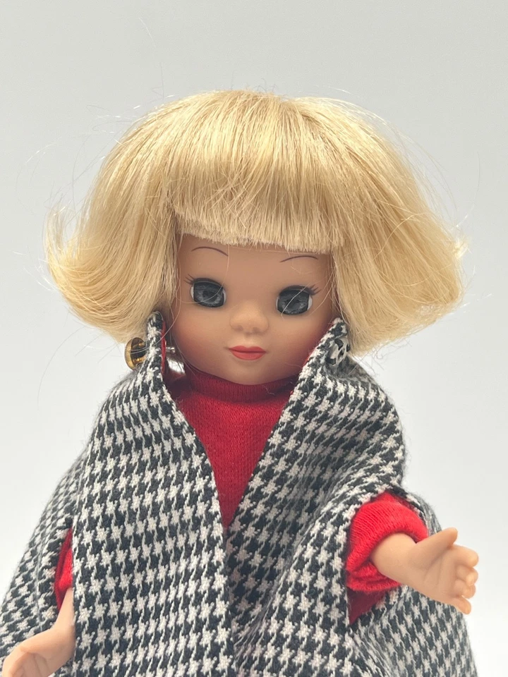 Boneca Tiny Betsy McCall Cozy Cape Blonde por Tonner 2003 Houndstooth Cape Vintage - Imagem 2 de 4