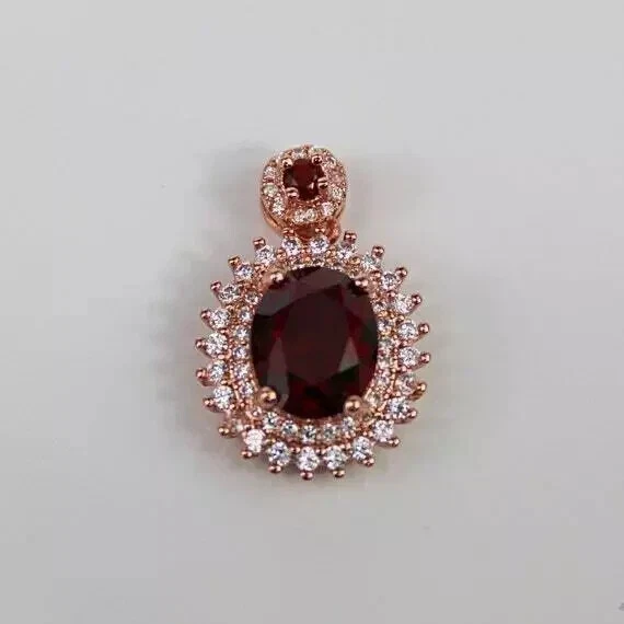 Colgante de halo de corte ovalado de 3,0 quilates de rubí rojo creado en laboratorio enchapado en oro rosa de 14 quilates cadena gratis Foto 2 de 4