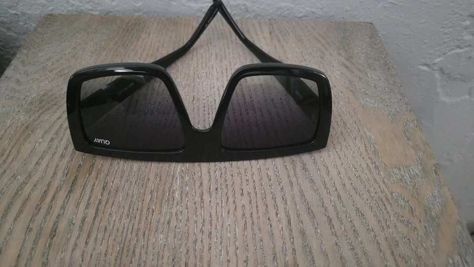 Gafas de sol Quay Australia GET IN LINE unisex con protección degradada, lentes negras, azules