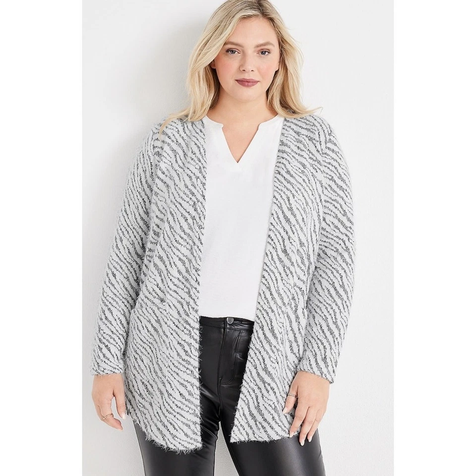 Suéter Cárdigan Abierto Manga Larga Difuso Estampado Cebra Negro Blanco Maurices Talla 1X Foto 3 de 4