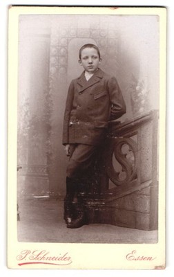 Fotografie P. Schneider, Essen, Kettwigerstrasse 38, Portrait eines Jungen in A 
