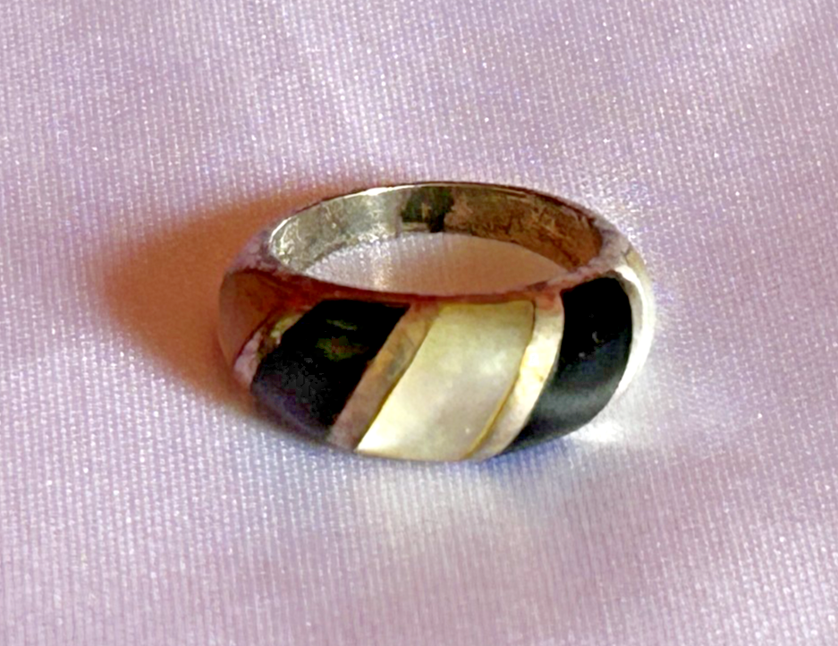 Vintage Sterling Silver .925 Black Onyx/Mother of Pearl Inlayed Ring Size 5 J1