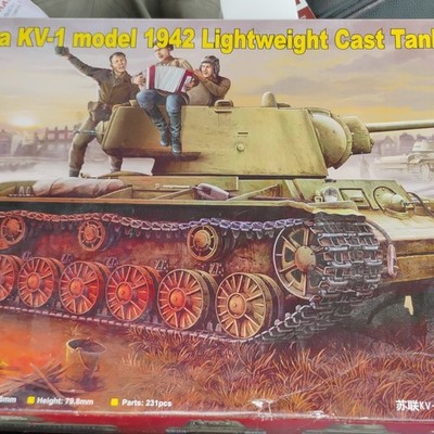 Trumpeter 1:35 Russian KV-1 Model 1942 Lightweight Cast Tank Plastic Kit 00358