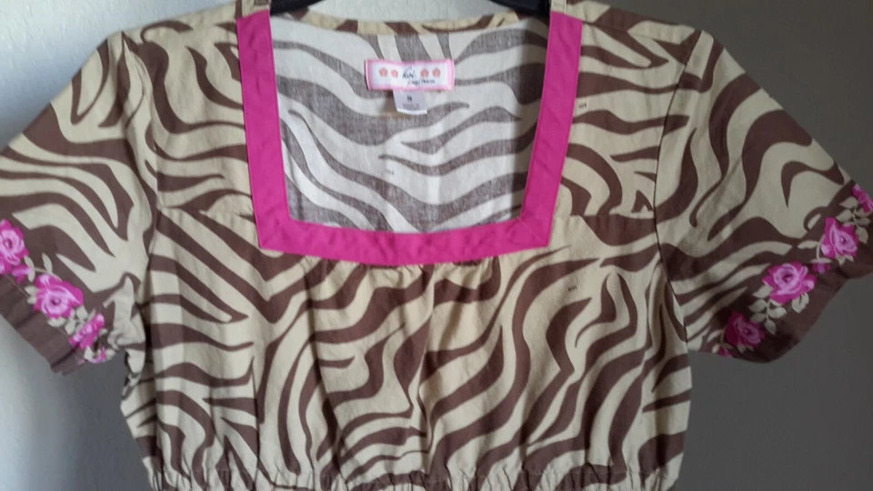 Blusa Médica Koi By Kathy Peterson para Mujer Talla S Cebra/Floral Cuello Cuadrado Usada en Excelente Condición Foto 2 de 4