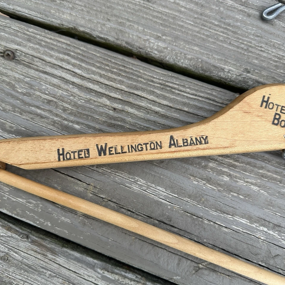 Lote 2 perchas de hotel de madera vintage Pickwick Chicago/Boston de alta resistencia Foto 4 de 4