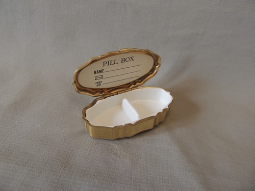 Vintage bronze miniature pill box decorated lid - Picture 5 of 10