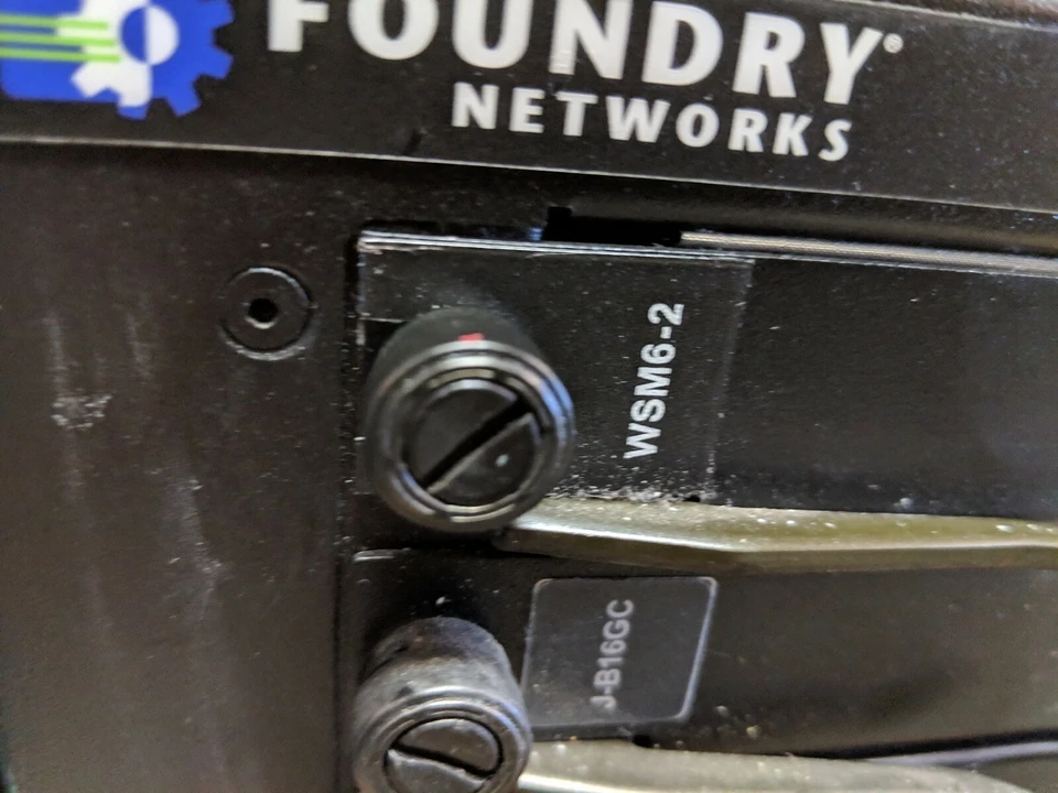 FOUNDRY NETWORKS SI-GT-EGC16P  B4000 w/ WSM6-2 + J-B16GC + Dual RPS3 AC  - Image 3 of 4