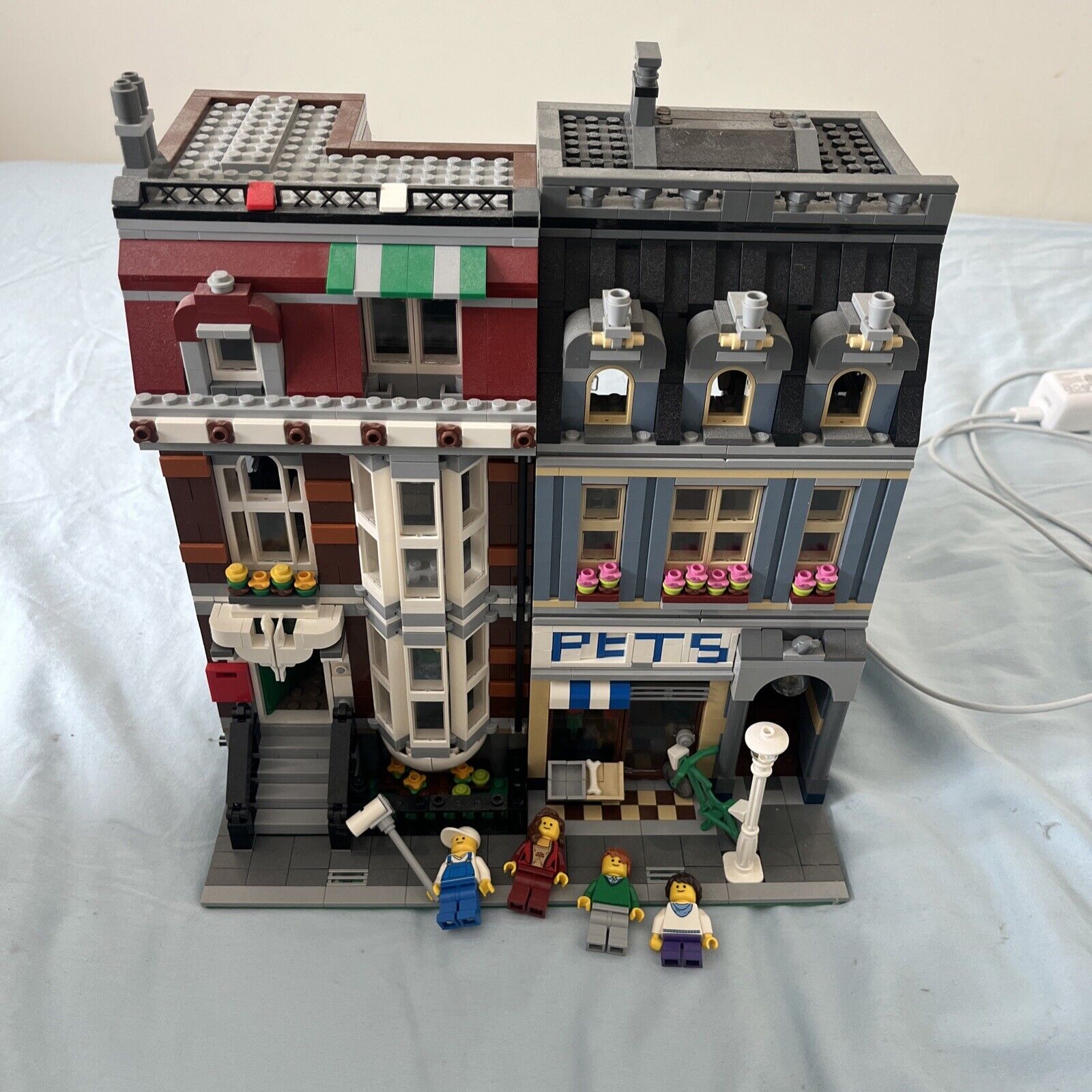 LEGO Creator Expert Modular Buildings Pet Shop 10218 Almost Complete