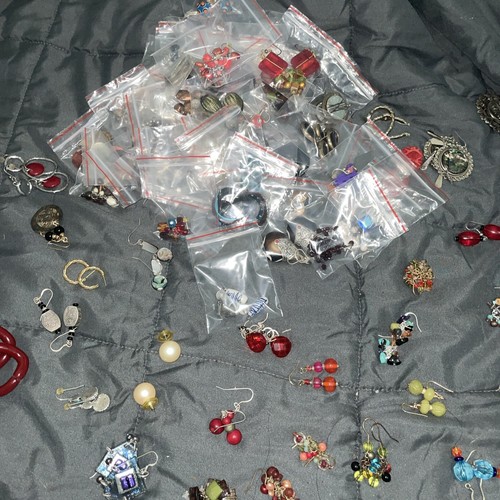 BIG LOT 20 Pairs of Women’s Earrings - Assorted And Random
