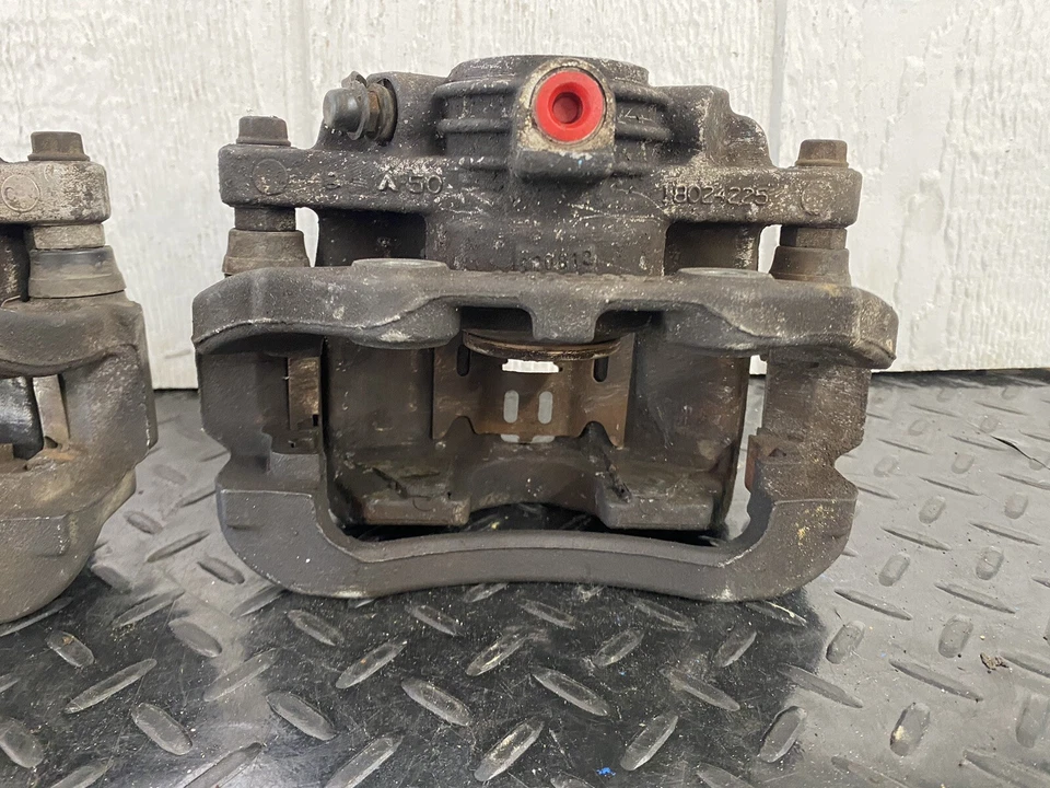OEM 1998 2005 Chevrolet S10 Blazer Rear Brake Calipers Set Left Right - Image 4 of 4
