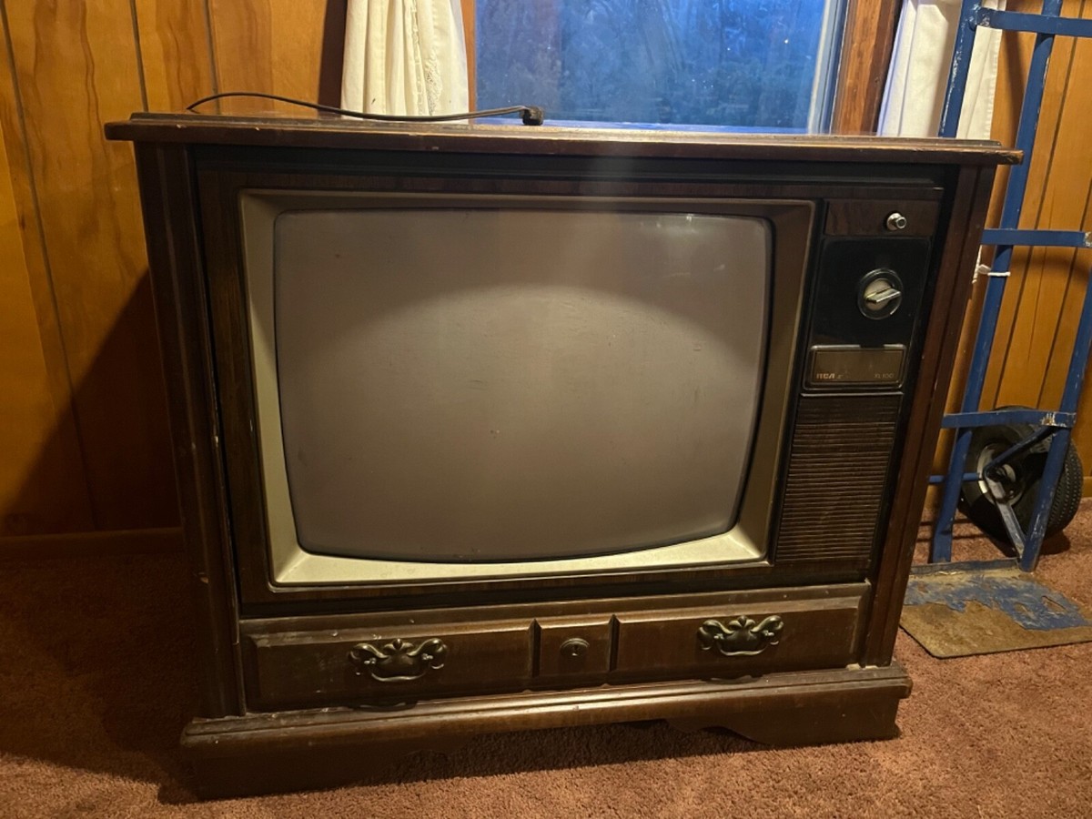 テレビ　　昔のテレビ アメリカのテレビメーカーZENITH のポータブルテレビです。昔のSF映画