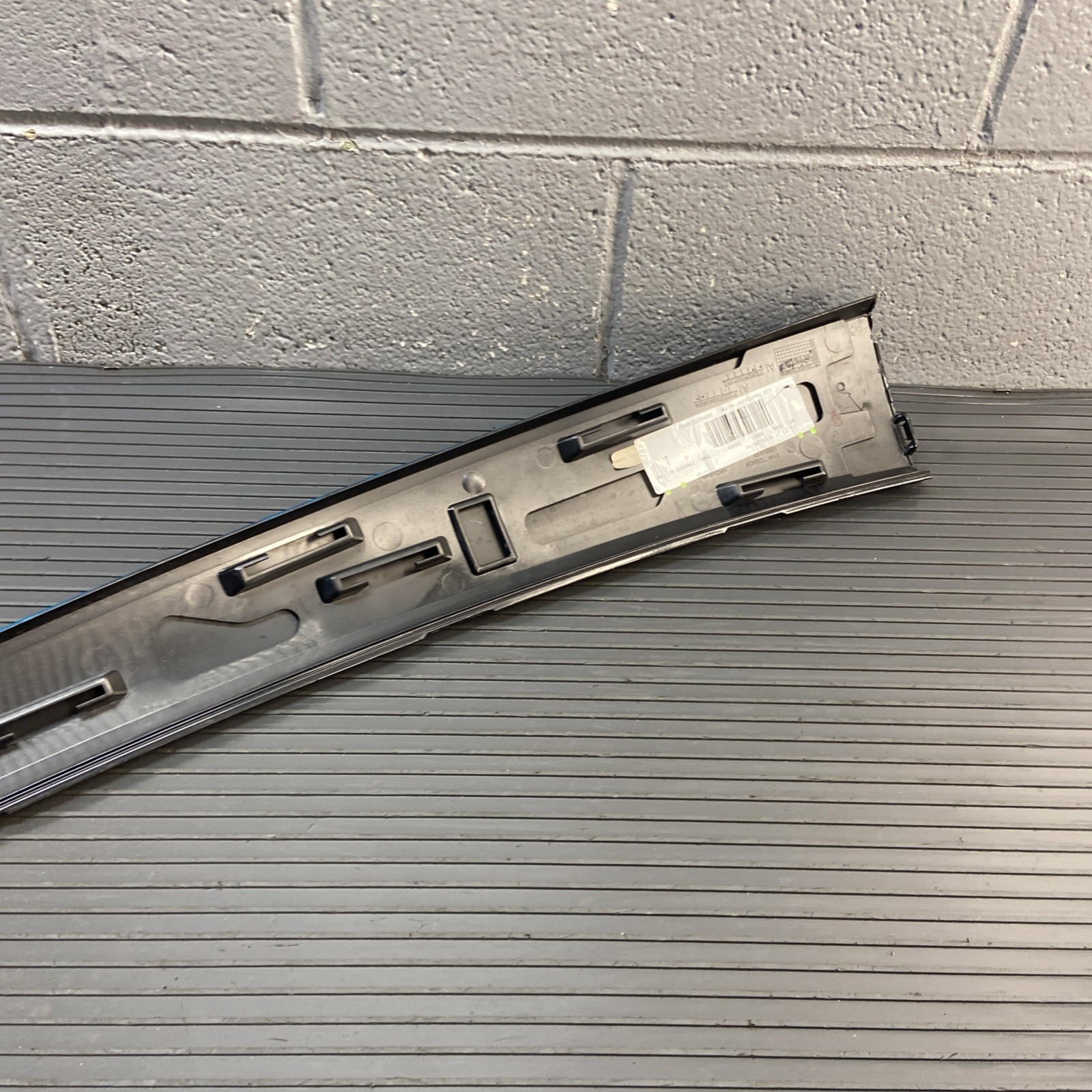 BMW i8 2014-2020 Right Pillar cover molding