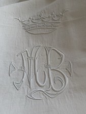 DRAP ANCIEN EN MÉTIS BRODÉ, MONOGRAMME M.B SOUS COURONNE DE MARQUIS Château