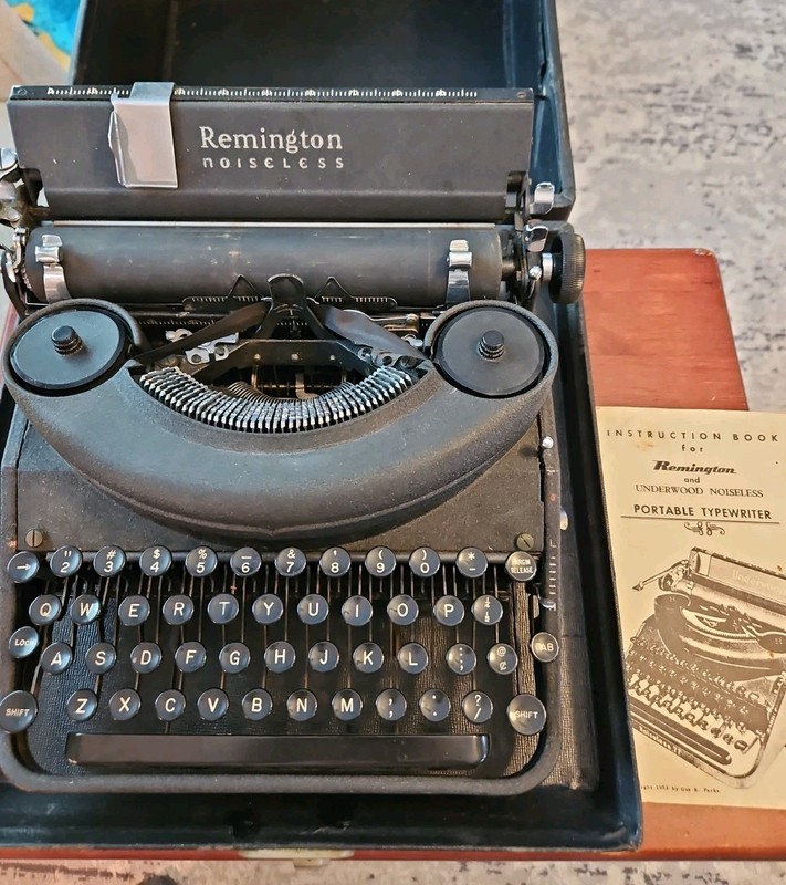 Typewriter - Remington Noiseless Model 7 - Clean/Vintage