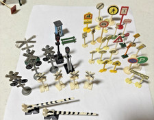 LOT HO SCALE TOY TRAIN ACCESSORIES, railroad and street signs