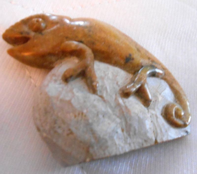 Chameleon Lizard Gecko Stone Hand Carved Serpentine Figurine Statue  2 1/3 x 2