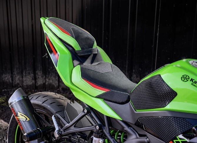 もも 23-25 Kawasaki ZX-4R, ZX-4RR Rider Seat Cover (Sport) – Luimoto