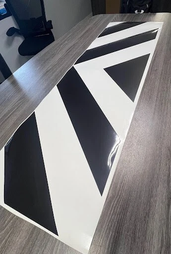 Panel de calcomanías reflectante Chevron 18”x64” rojo/negro/blanco - ORALITE PPV Tahoe Foto 3 de 4