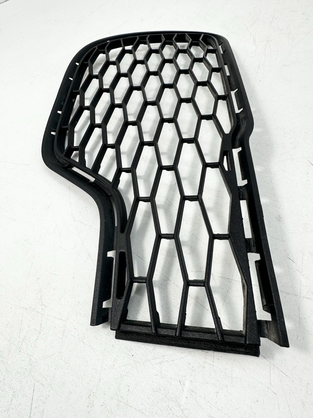 14-17 Maserati Ghibli Front Right Bumper Lower Grille Bezel Cover 670010765 OEM
