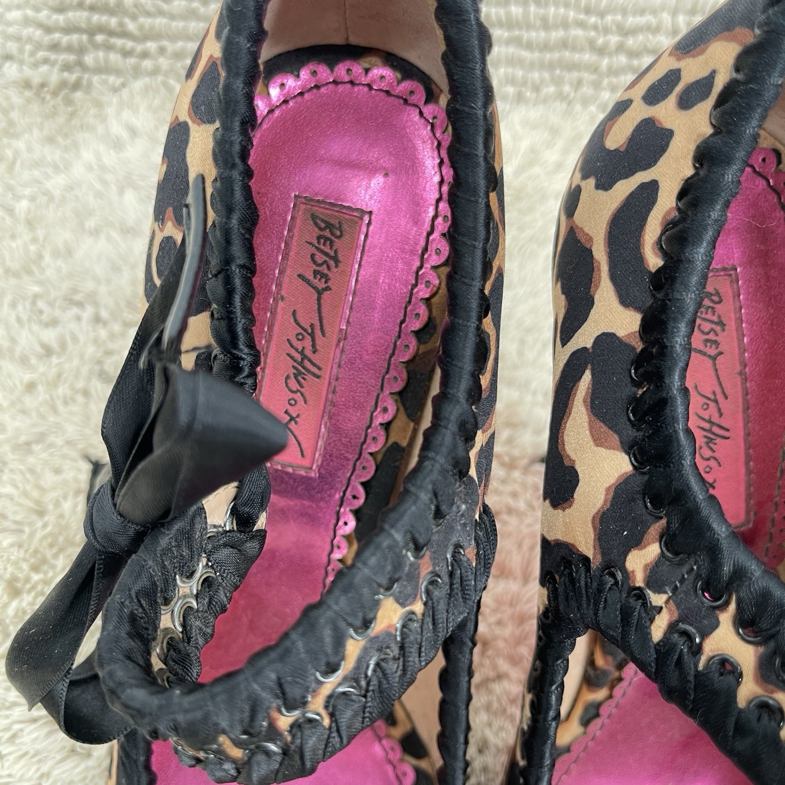 APL Betsey Johnson sandalo tacco leopardato stampa animalier seta fiocco civetta taglia 8 Y2K vintage