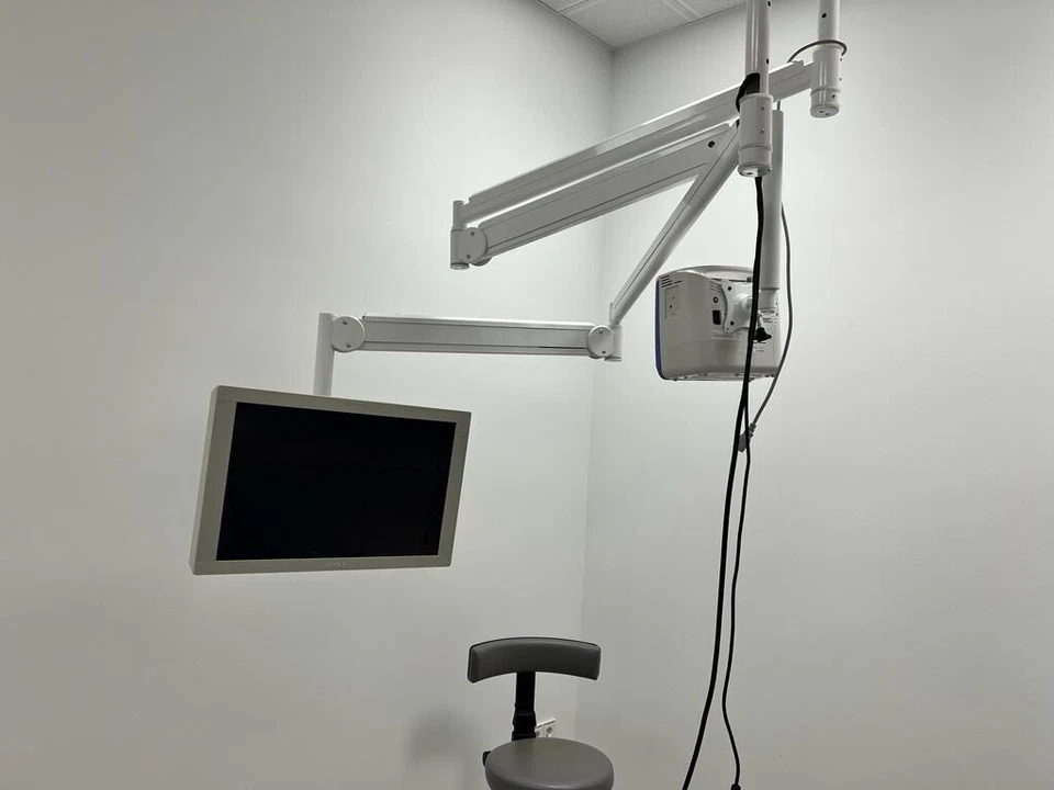 Drei Deckenarme ohne Monitore (Hersteller: EDBAK)