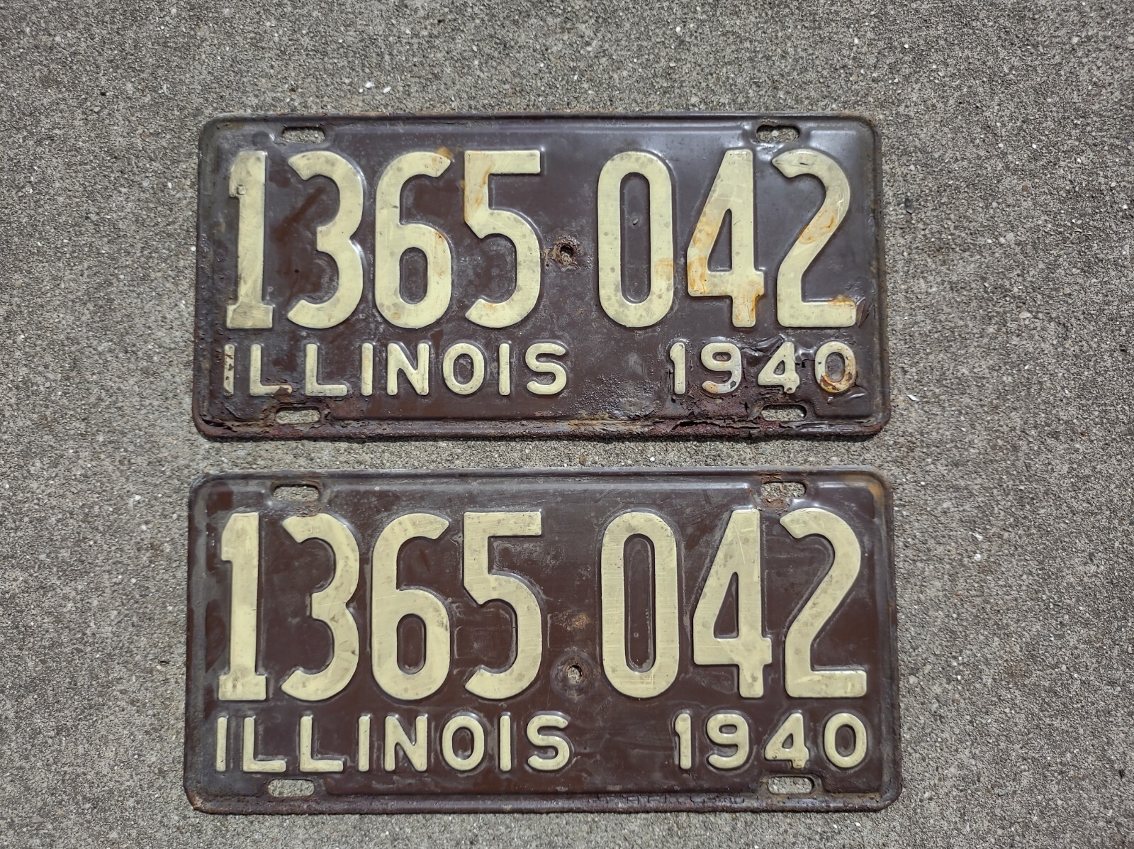 Vintage 1940 Brown Illinois License Plates Pair Matching Auto Tag Metal Decor