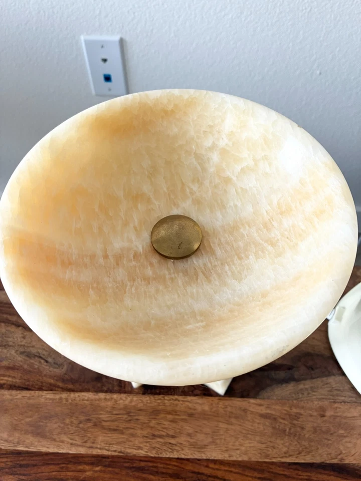 Cuenco pedestal de piedra y latón de alabastro Foto 2 de 4