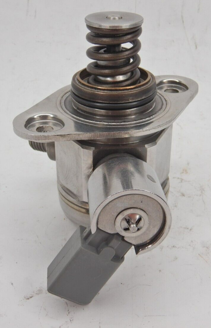 High Pressure Fuel Pump For 10-14 BMW 760Li 6.0L Rolls Royce 6.6L 13517574440