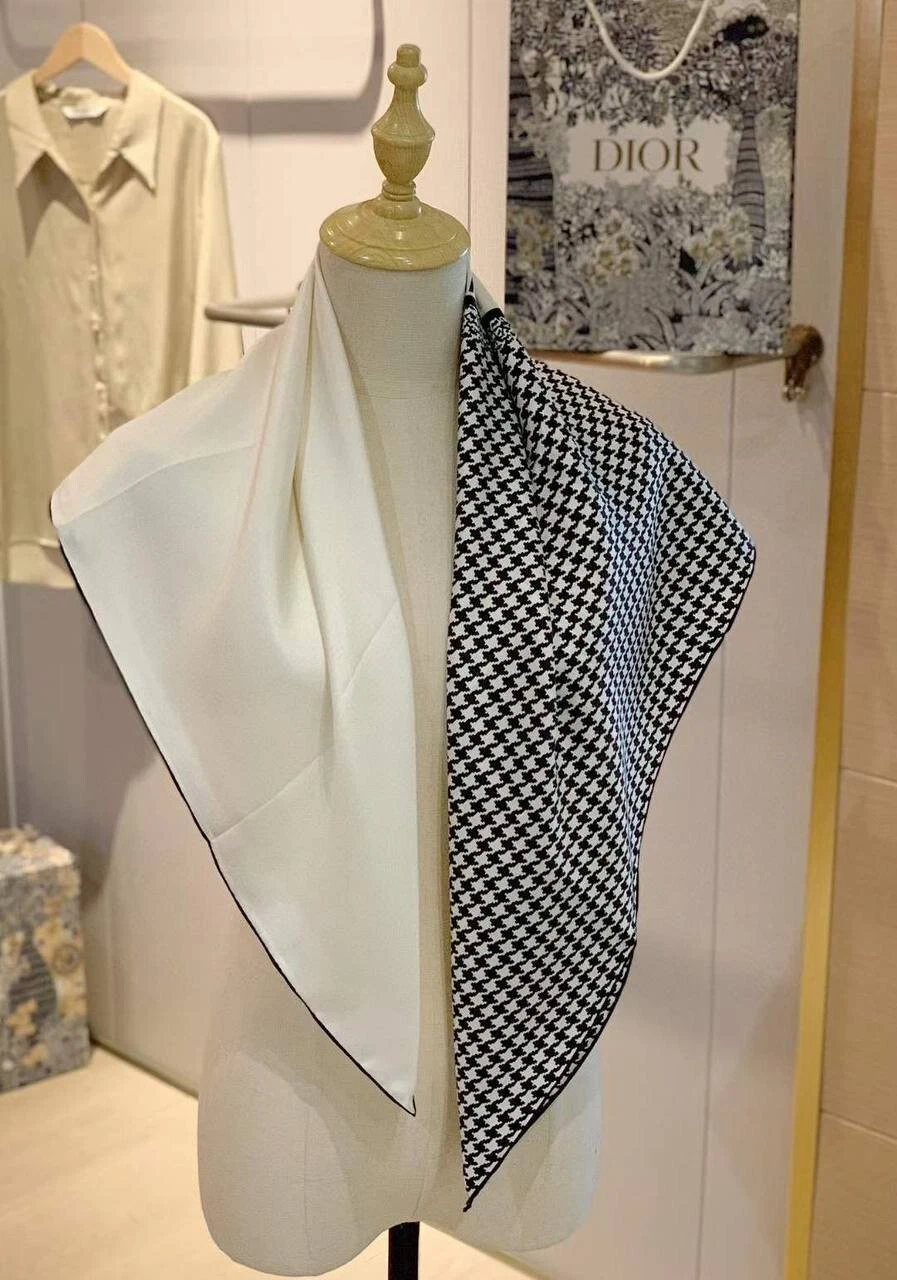 Foulard femme Christian dior en soie 90x90