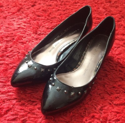 Schwarze Shinny Vinyl mit silbernen Nieten Kitten Heel Pumps Gr. UK 4 EUR 37