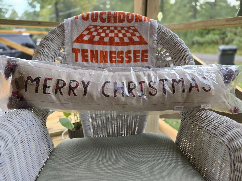 NUEVO Mudpie - Feliz Navidad Tartán Borla Almohada 32"X 7" Foto 2 de 4