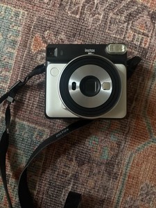 Fujifilm instax SQUARE SQ6 Sofortbildkamera Schwarz/Weiß mit Trageriemen