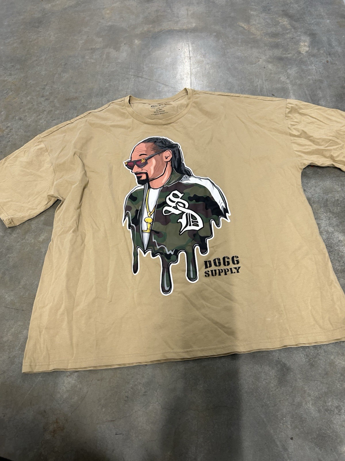 FILA T shirt grafica Dogg Supply Snoop Dogg Drip marrone cachi 2XL