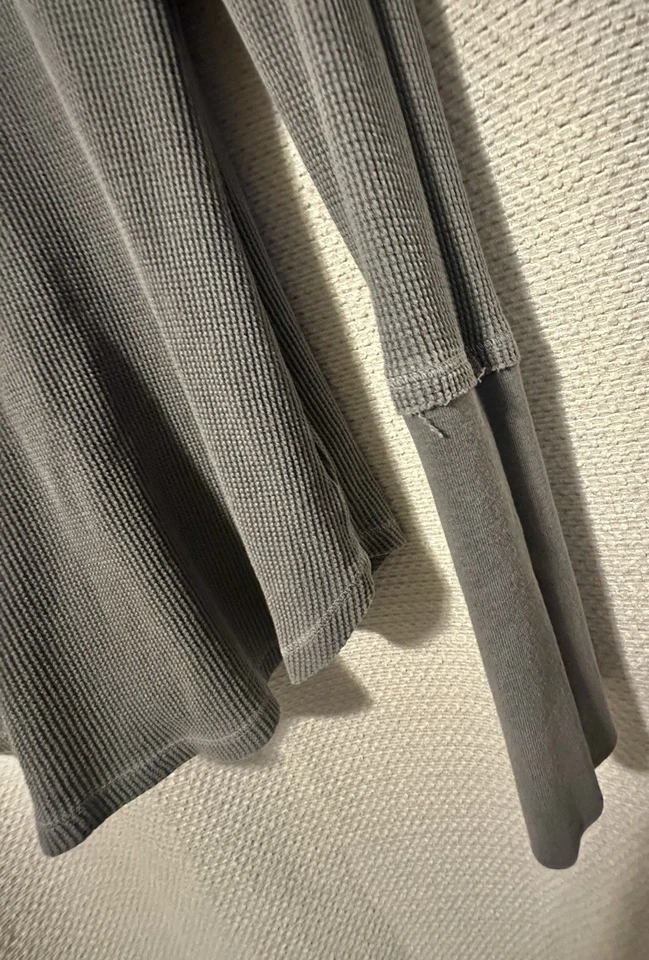 Camiseta interior Splendid Henley gris waffle para mujer talla grande Foto 4 de 4