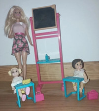 --- Barbie maîtresse d'école avec accessoires et les deux élèves -- jouet fille