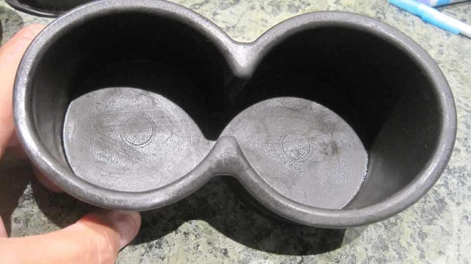 Резиновый вставной вкладыш держатель чашки для центральной консоли Pontiac G6 G-6 2005-2010 годов выпуска от оригинального производителя - Изображение 3 из 4