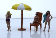 Beach Girls Figures Umbrella Chair 3 Women 1:64 Diecast Diorama People Model Set