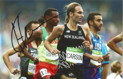 ATHLETICS: HAMISH CARSON SIGNED 6x4 RIO 2016 ACTION PHOTO+COA *NEW ZEALAND*
