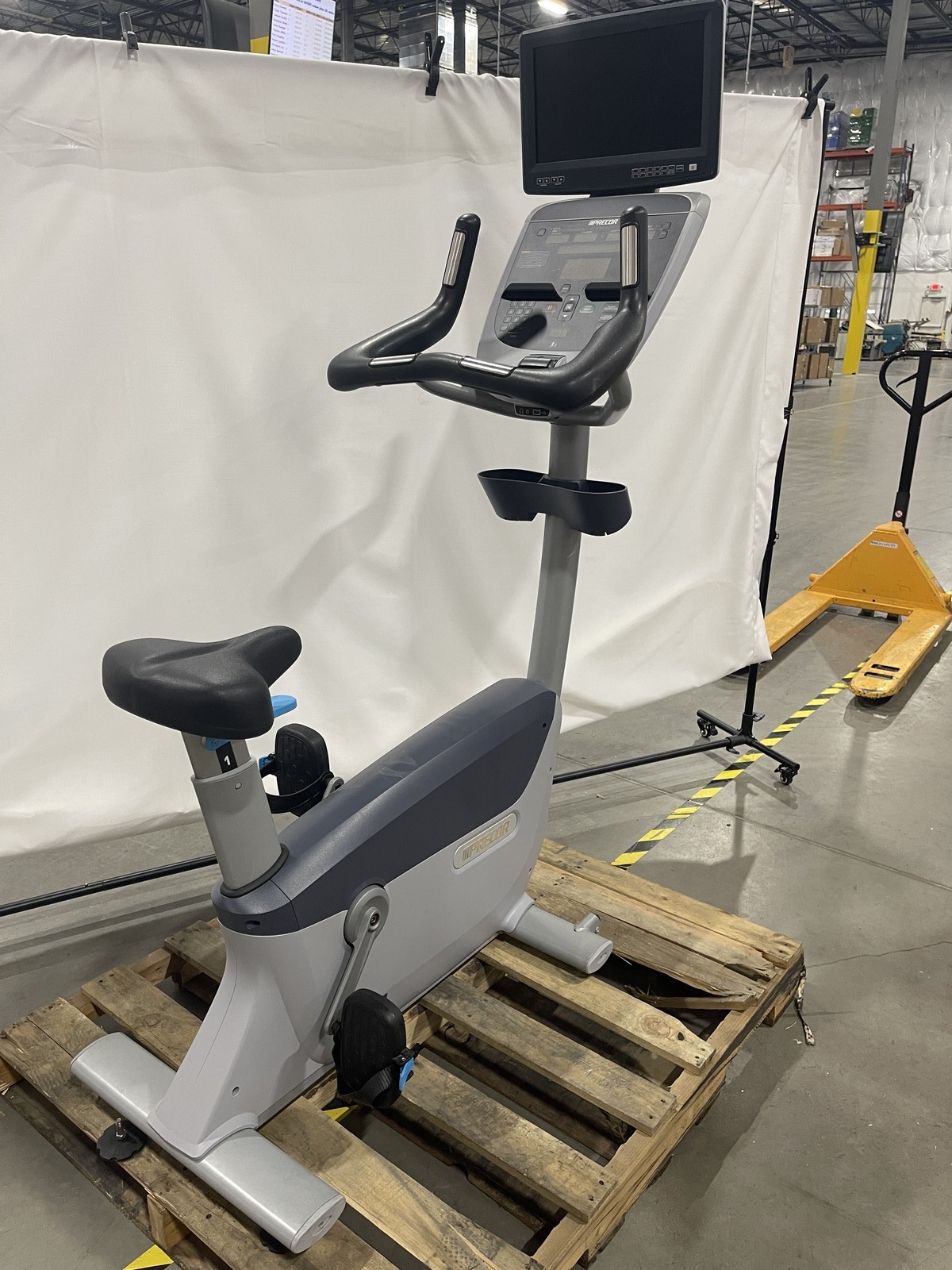 ВЕРТИКАЛЬНЫЙ ВЕЛОСИПЕД PRECOR UBK 835 с КОНСОЛЬЮ P30 - СЕРЫЙ 323890₽
