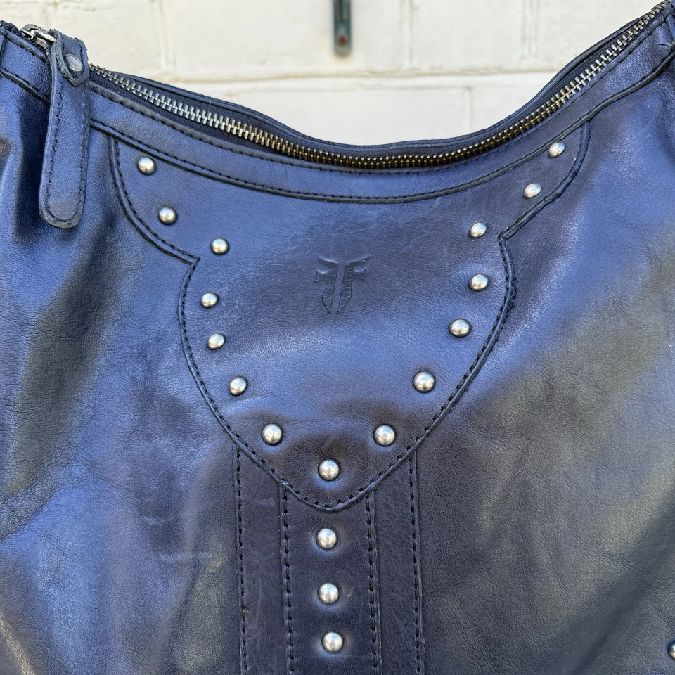 Cartera de hombro Hobo grande de cuero gris con tachuelas Frye Foto 3 de 4