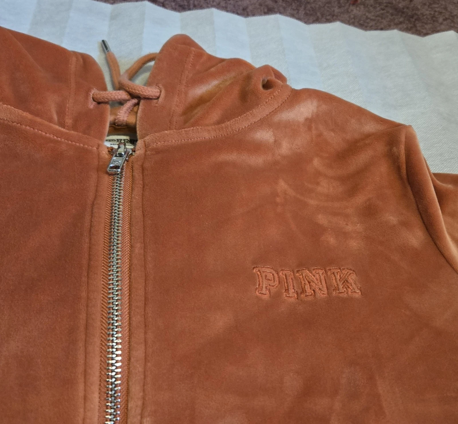 UNDERCOVER Felpa con cappuccio Victoria's Secret rosa velluto zip davanti arancione piccola