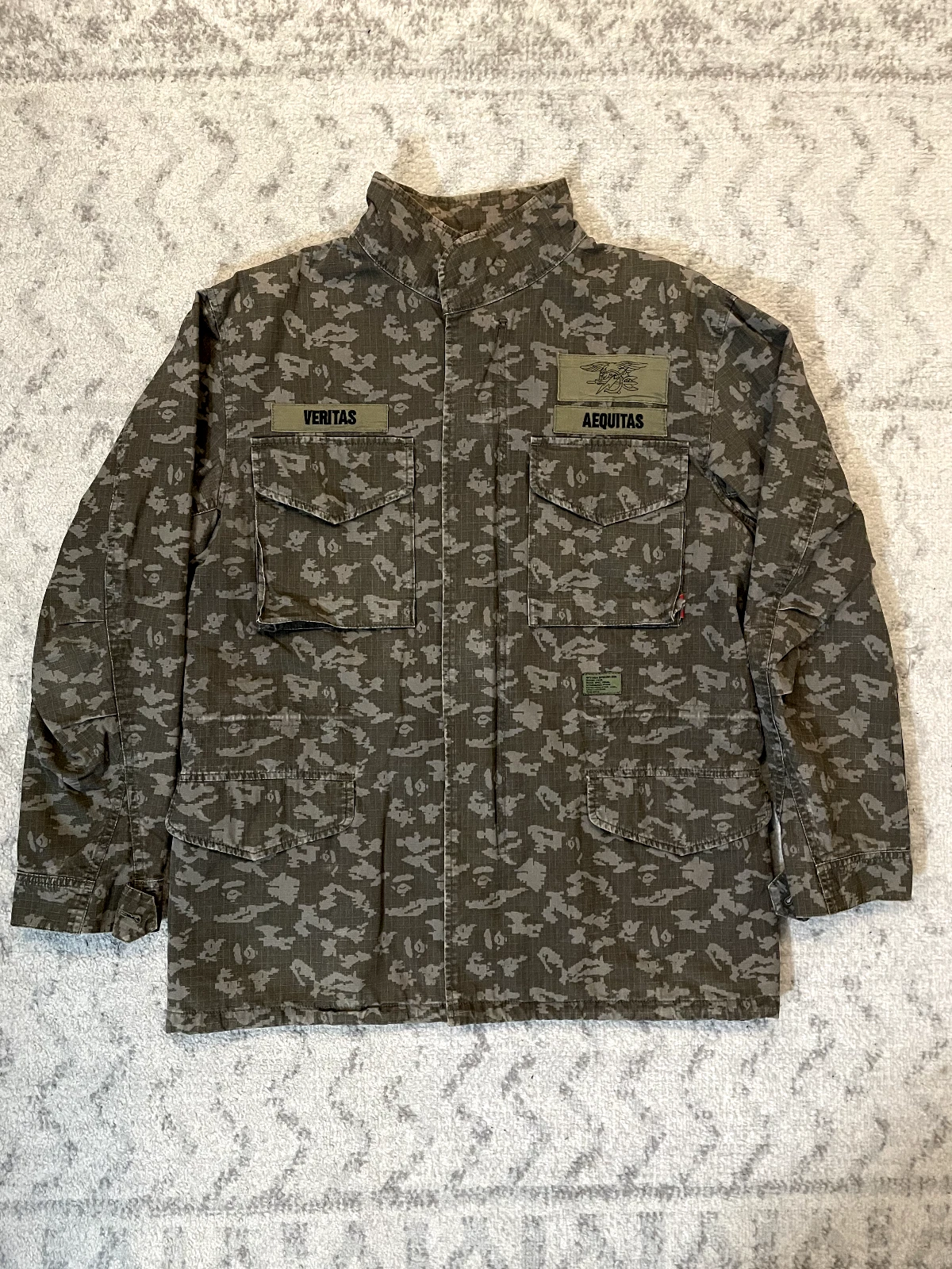 A BATHING APE (BAPE) Giacca cappotto militare A Bathing Ape Bape x WTAPS grigio mimetico M65 taglia media